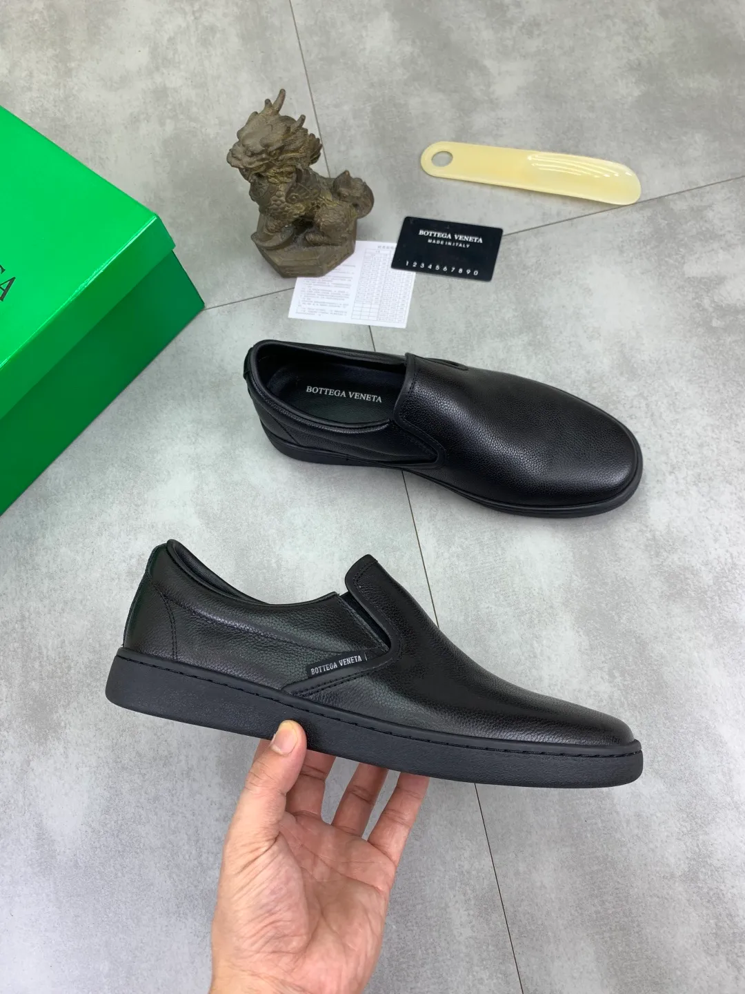 Men's shoes 💰P520 [New model] Water-dyed cow leather 💰High-quality business casual shoes 💎💎💎 BOTTEGA VENETA official website synchronizes the latest top version of BV in the market, accepts material comparison, shoe type comparison, process comparison, practical and textured, versatile and suitable for any occasion, the more you look at it, the more flavorful it becomes. Pure hand-woven craftsmanship - Upper material, hand-woven calfskin imported from Italy 🇮🇹 - High-quality water-dyed cowhide lining - Original private model customized outsole -Size: 39-45 Color: black or brown optional
